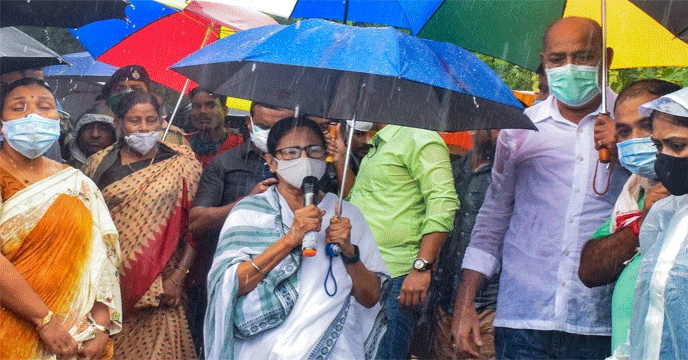 দুর্গতদের ত্রাণ এবং খাদ্য সামগ্রী পৌঁছে দিচ্ছে প্রশাসন: মুখ্যমন্ত্রী