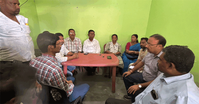 স্ত্রীর পদবির গেরোয় স্বামীরা রেজিস্ট্রি অফিসের দরজায়