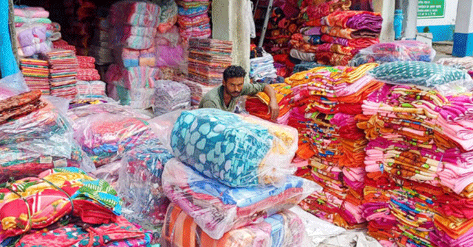 ময়নাগুড়িতে জমে উঠেছে শীতবস্ত্রের বিকিকিনি